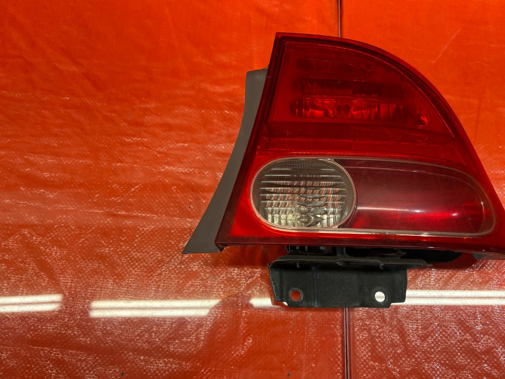 06 08 HONDA CIVIC   4 DOOR SEDAN PASSENGER RIGHT OUTER TAIL LIGHT LAMP OEM #1124