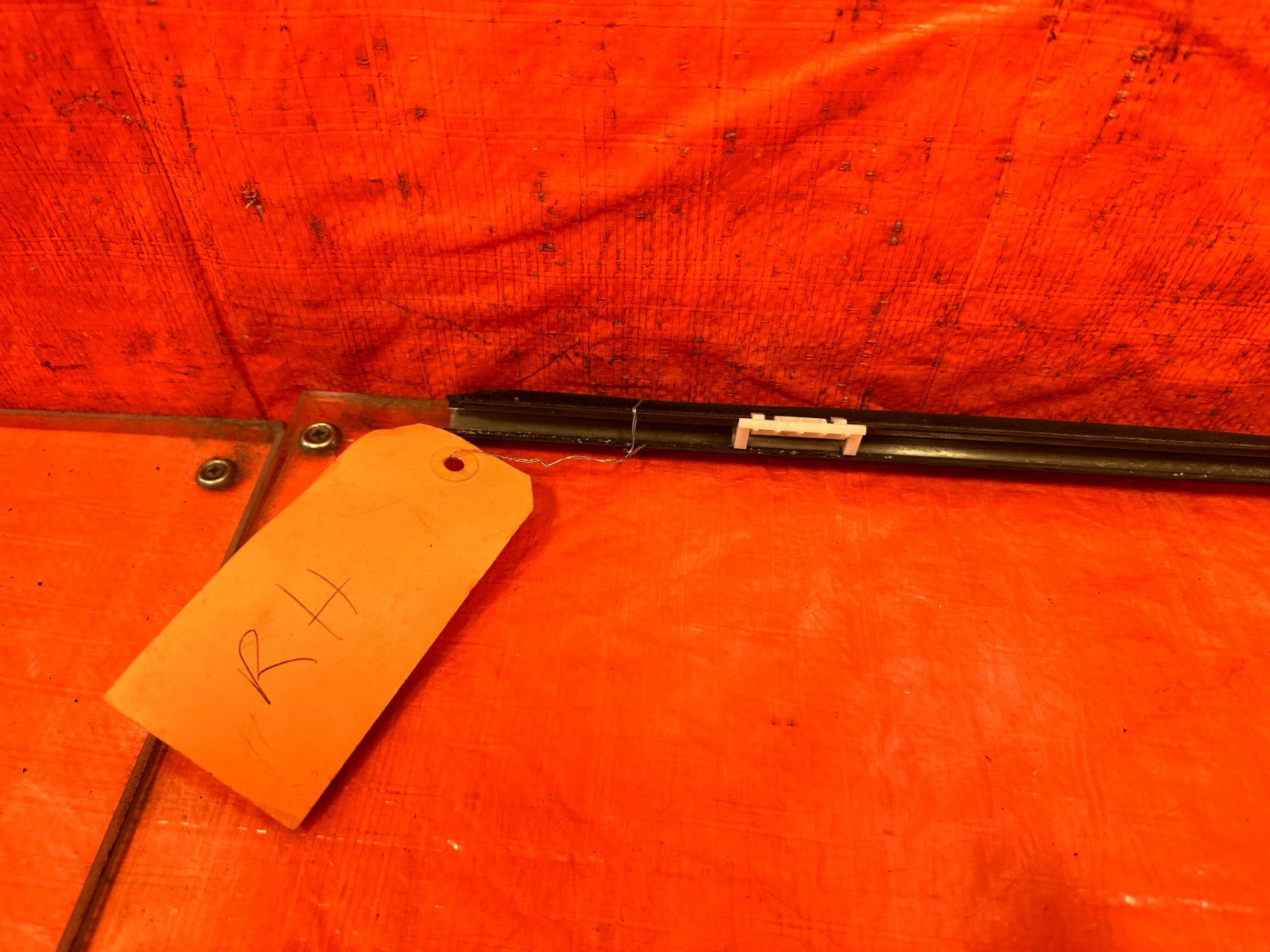 02 05 HONDA CIVIC SI EP3 HATCH   RIGHT FRONT EXTERIOR WINDOW GLASS TRIM OEM #2136