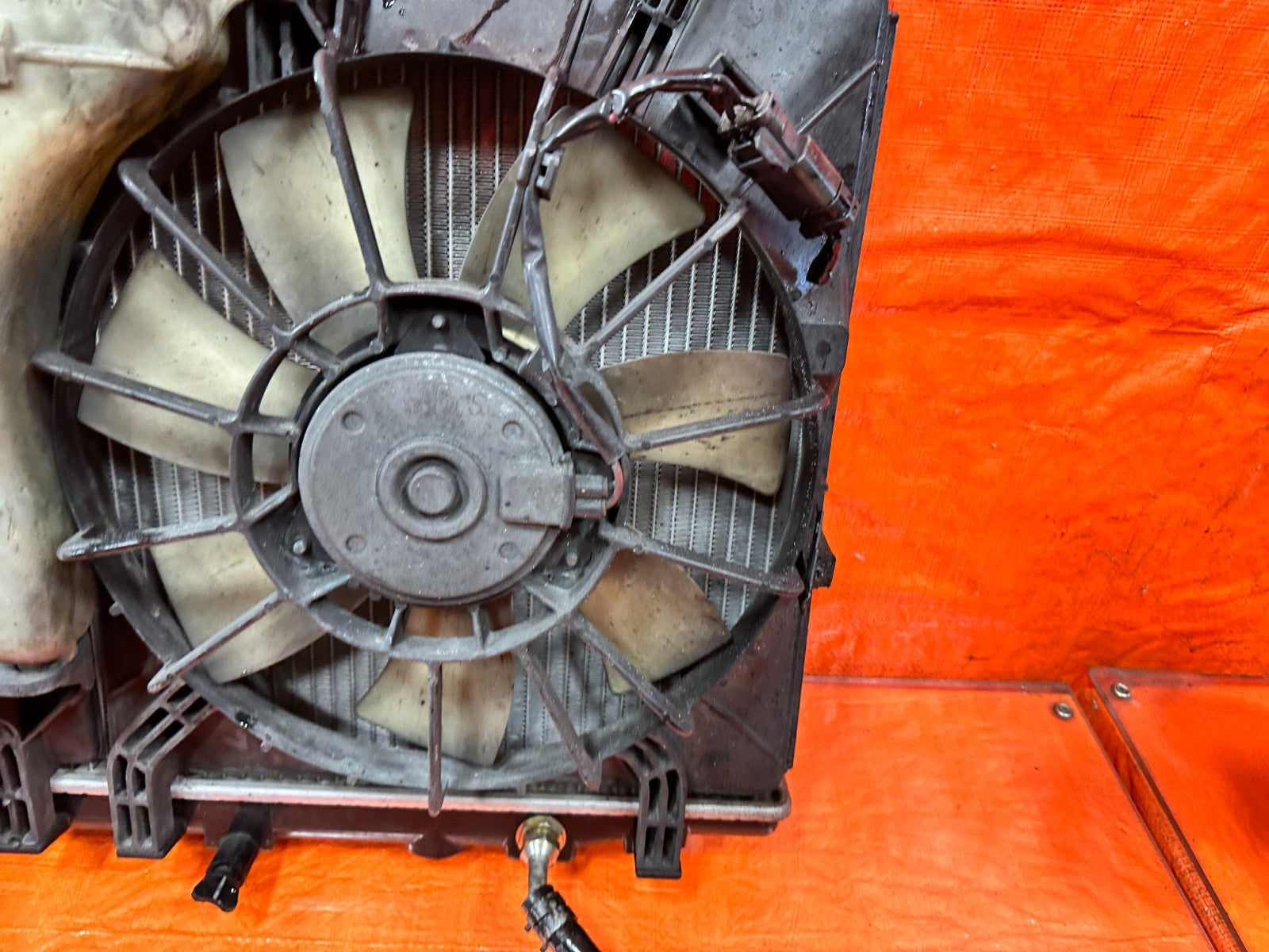 04 05 ACURA TSX   AUTOMATIC RADIATOR WITH BOTH COOLING FANS AND TANK OEM #3225