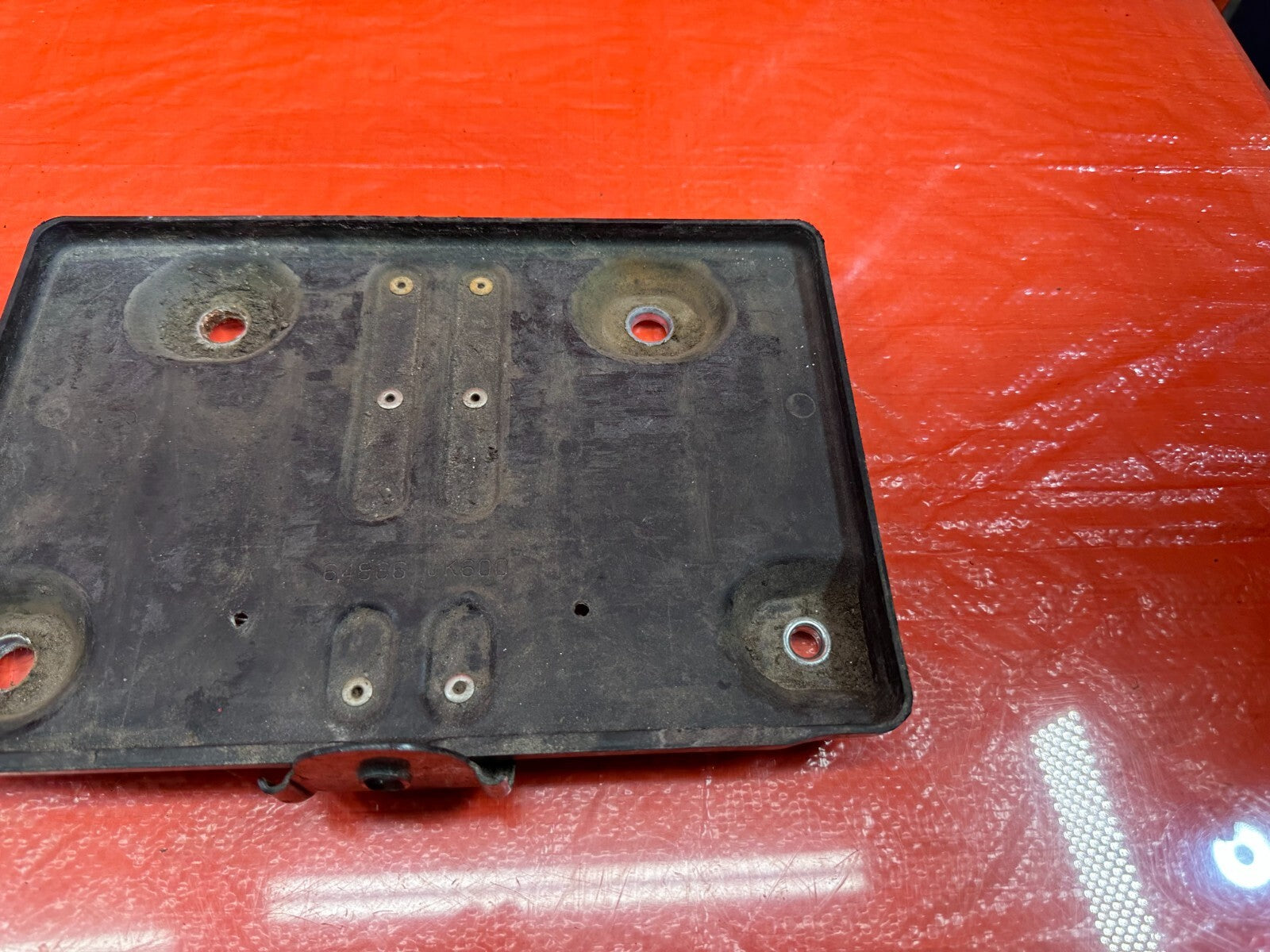 08 15 INFINITI G37 & Q60 2D BATTERY TRAY MOUNTING BRACKET W/ TIE DOWN COVER #1904