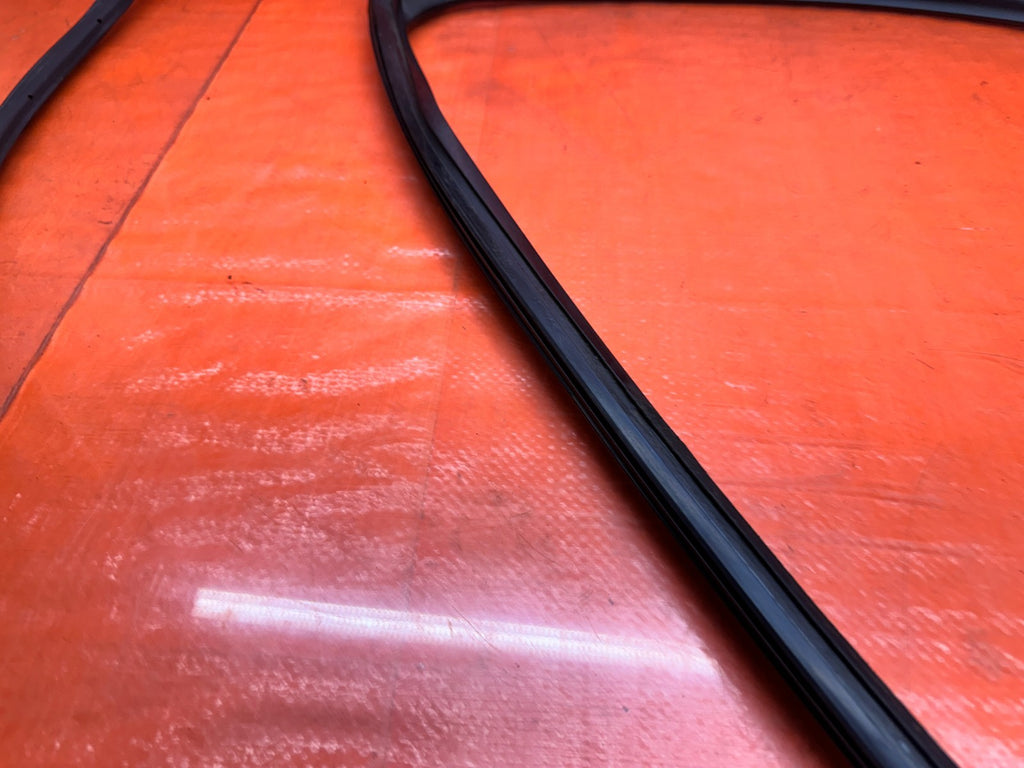 04 08 ACURA TSX LEFT REAR DOOR WINDOW WEATHERSTRIP RUN CHANNEL SEAL OEM 33012