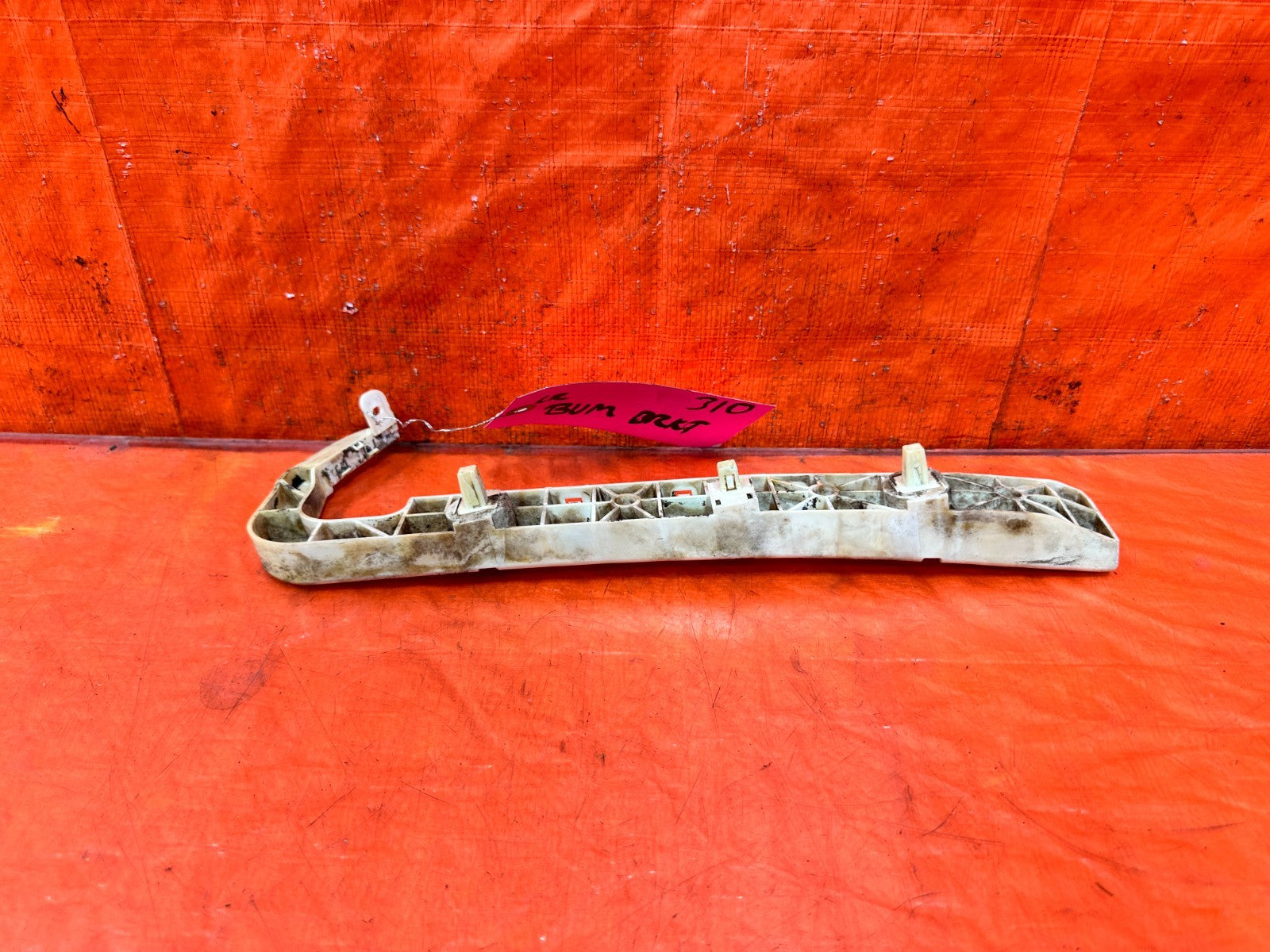 09 15 INFINITI G37 CONVERTIBLE   LEFT REAR BUMPER BRACKET RETAINER CLIP OEM 3103