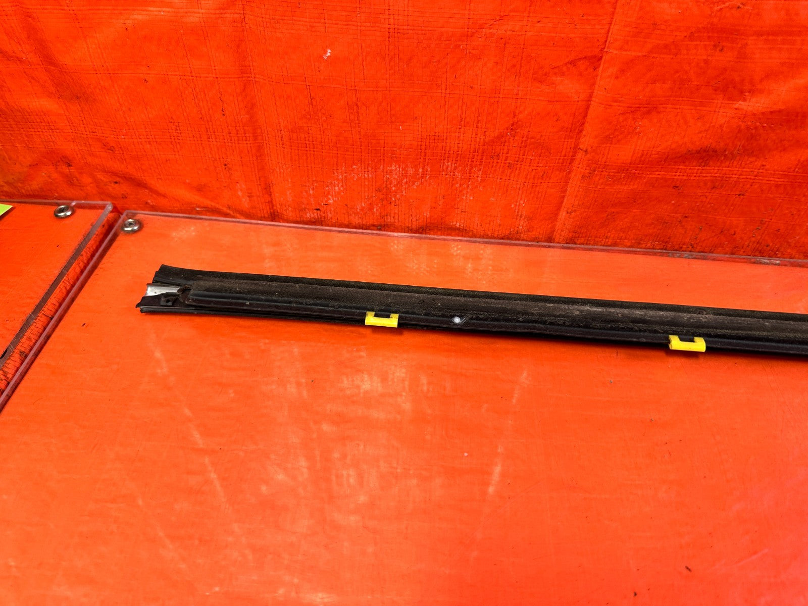 10 16 HYUNDAI GENESIS COUPE   DRIVER LEFT EXTERIOR WINDOW GLASS TRIM   OEM 2999