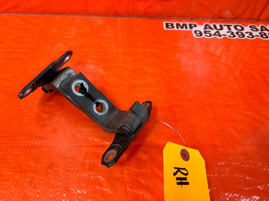 08 15 INFINITI G37 & Q60 2D DOOR HINGE SET   UPPER & LOWER   RIGHT SIDE OEM 2484