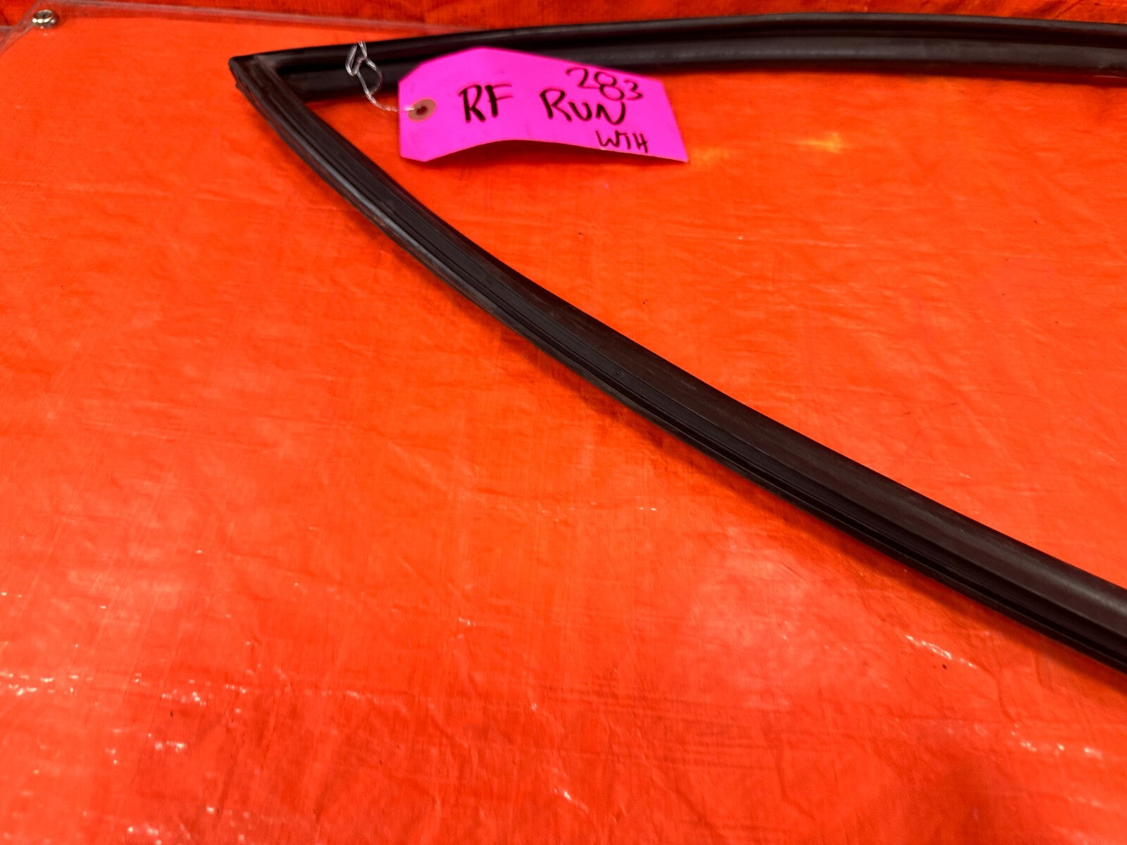 08 14 SUBARU IMPREZA WRX WAGON   PASSENGER RIGHT FRONT WINDOW GLASS RUN CHANNEL5