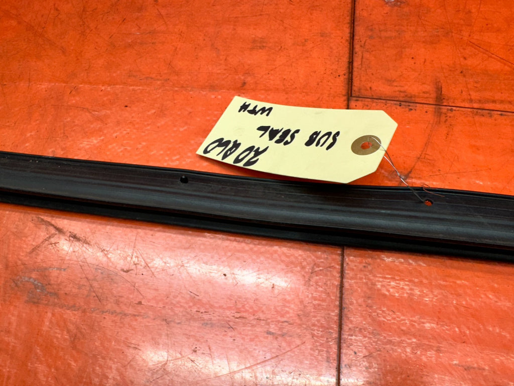 2016-2020 INFINITI Q60 COUPE PASSENGER RIGHT DOOR SUB SEAL RUBBER OEM #20Q6012