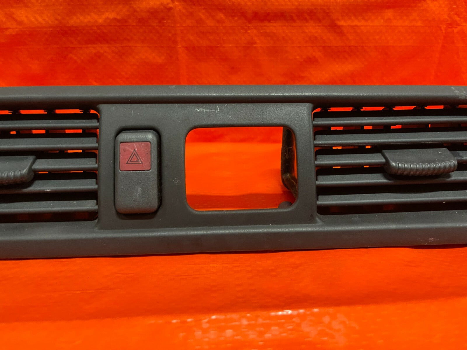 97 01 HONDA CR V CRV   INTERIOR CENTER HVAC AC VENT W/ HAZARD SWITCH   OEM OE4