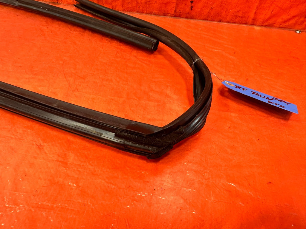 04 08 ACURA TSX   PASSENGER RIGHT FRONT WINDOW GLASS RUN CHANNEL   OEM #3047