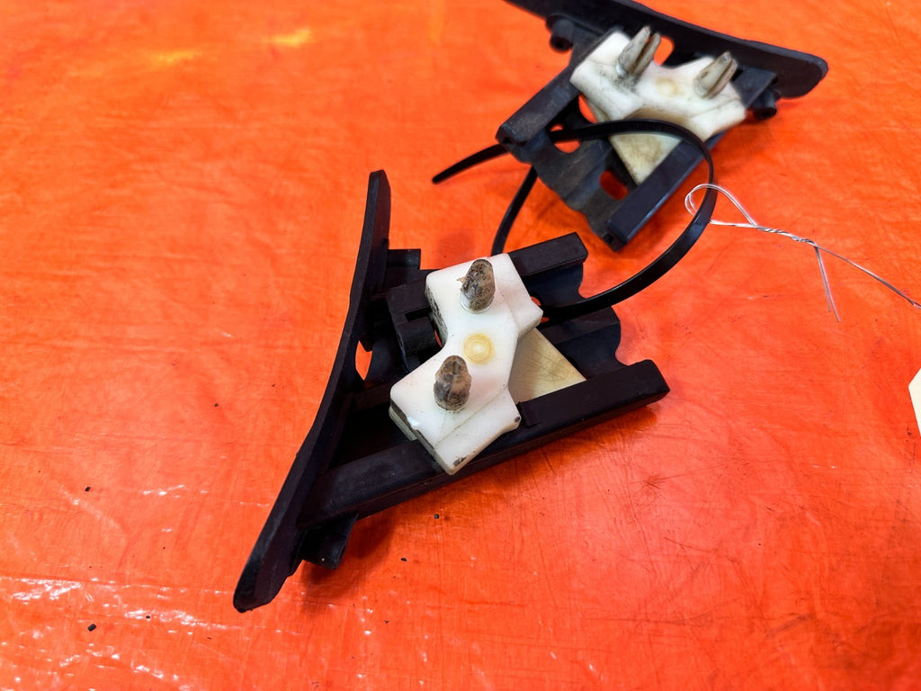 90 91 HONDA CIVIC HATCH  LEFT AND RIGHT REAR BUMPER BRACKETS RETAINERS CLIP 3251