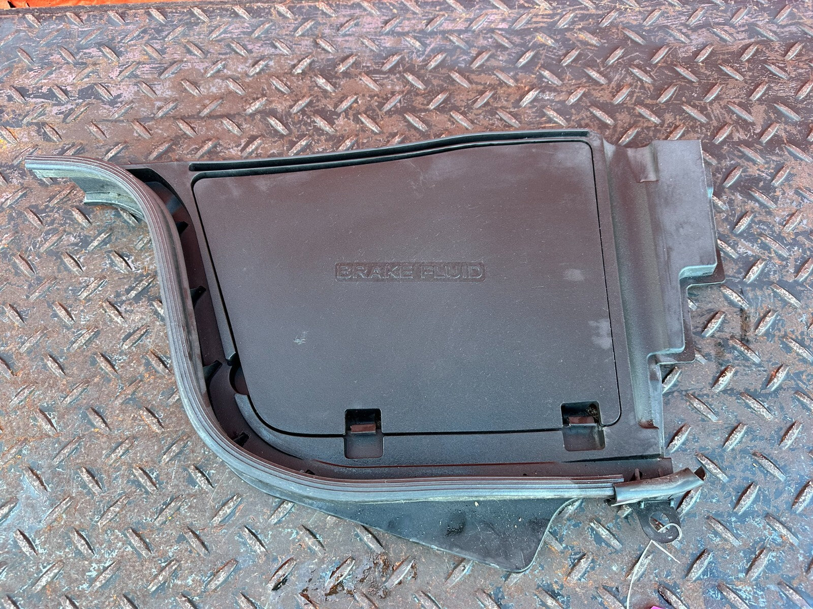08 15 INFINITI G37 COUPE & CONVERTIBLE   BRAKE FLUID COVER PLASTIC TRIM OEM 2782
