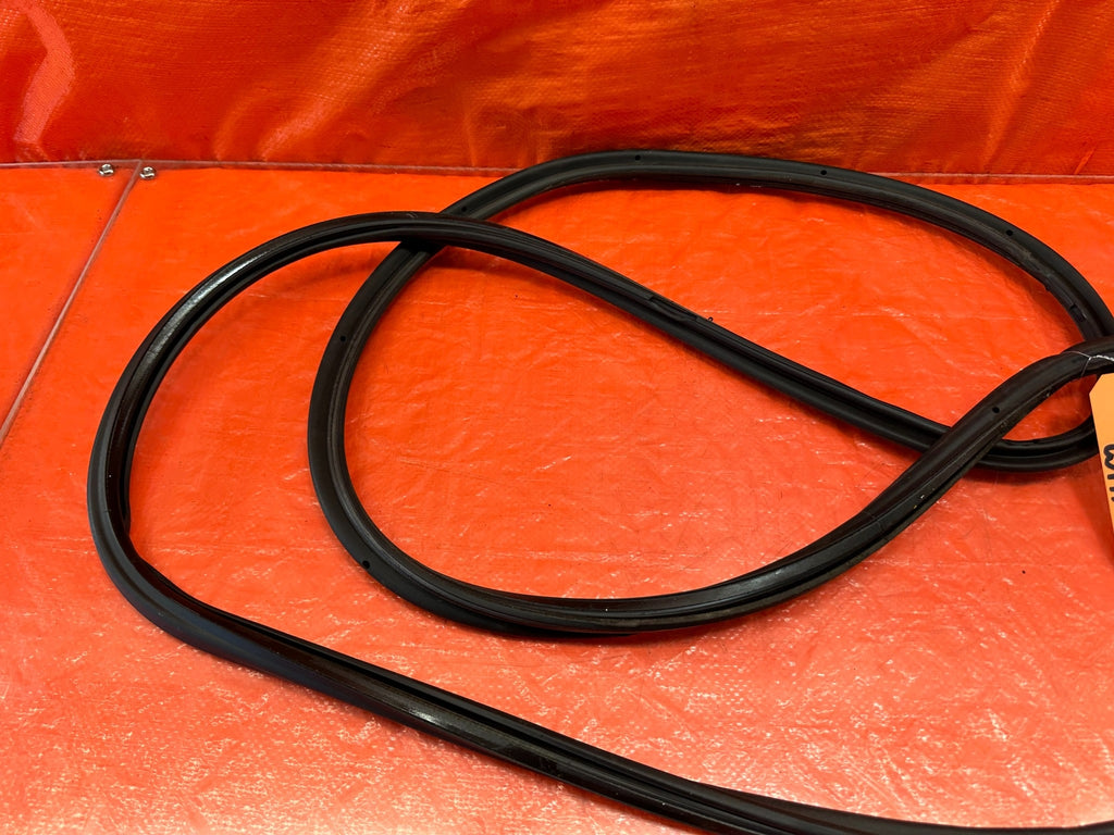 10 16 PORSCHE PANAMERA PASSENGER RIGHT REAR DOOR WEATHER STRIP RUBBER   OEM #657