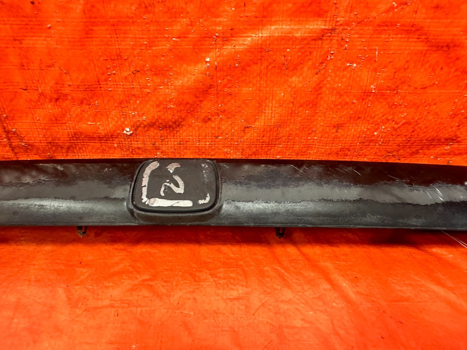 02 05 HONDA CIVIC SI EP3 HATCHBACK   REAR HATCH TAIL GATE LICENSE PLATE TRIM 3082