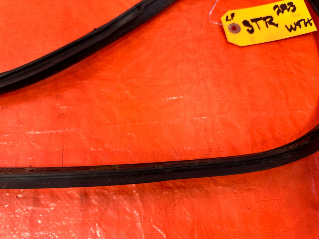 FRS BRZ & 86   DRIVER LEFT   LOWER DOOR MOUNTED WEATHER STRIP RUBBER GASKET 2933