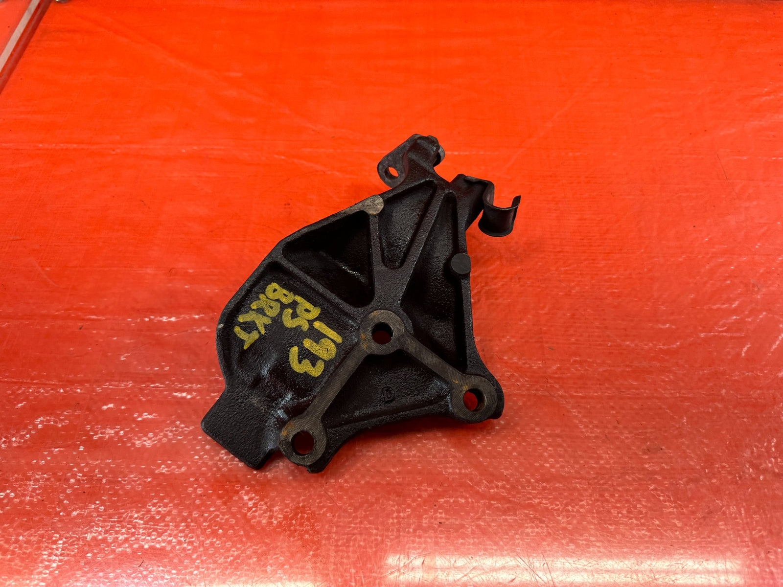 95 98 HONDA ODYSSEY   POWER STEERING BRACKET   OEM FACTORY #1938