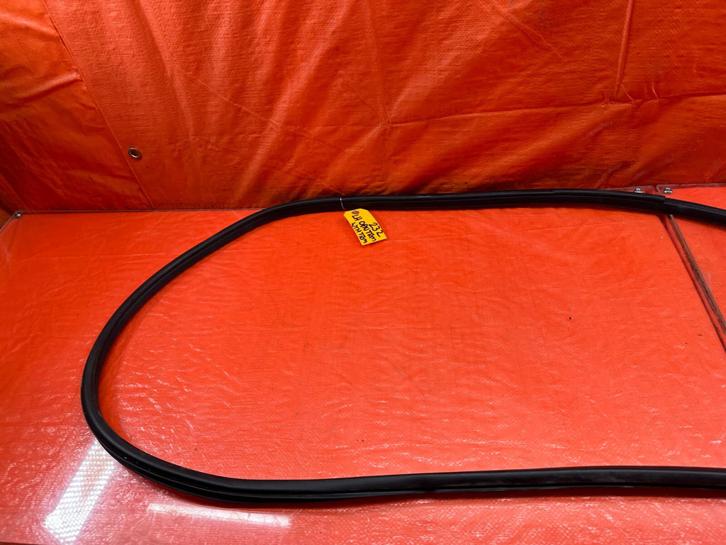 09 15 INFINITI G37 CONVERTIBLE LEFT CHASSIS TO DOOR OPEN TRIM RUBBER STRIP #2324