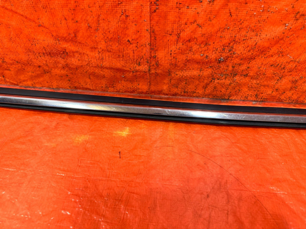 09 15 INFINITI G37 CONVERTIBLE   PASSENGER RIGHT EXTERIOR WINDOW GLASS TRIM 3293