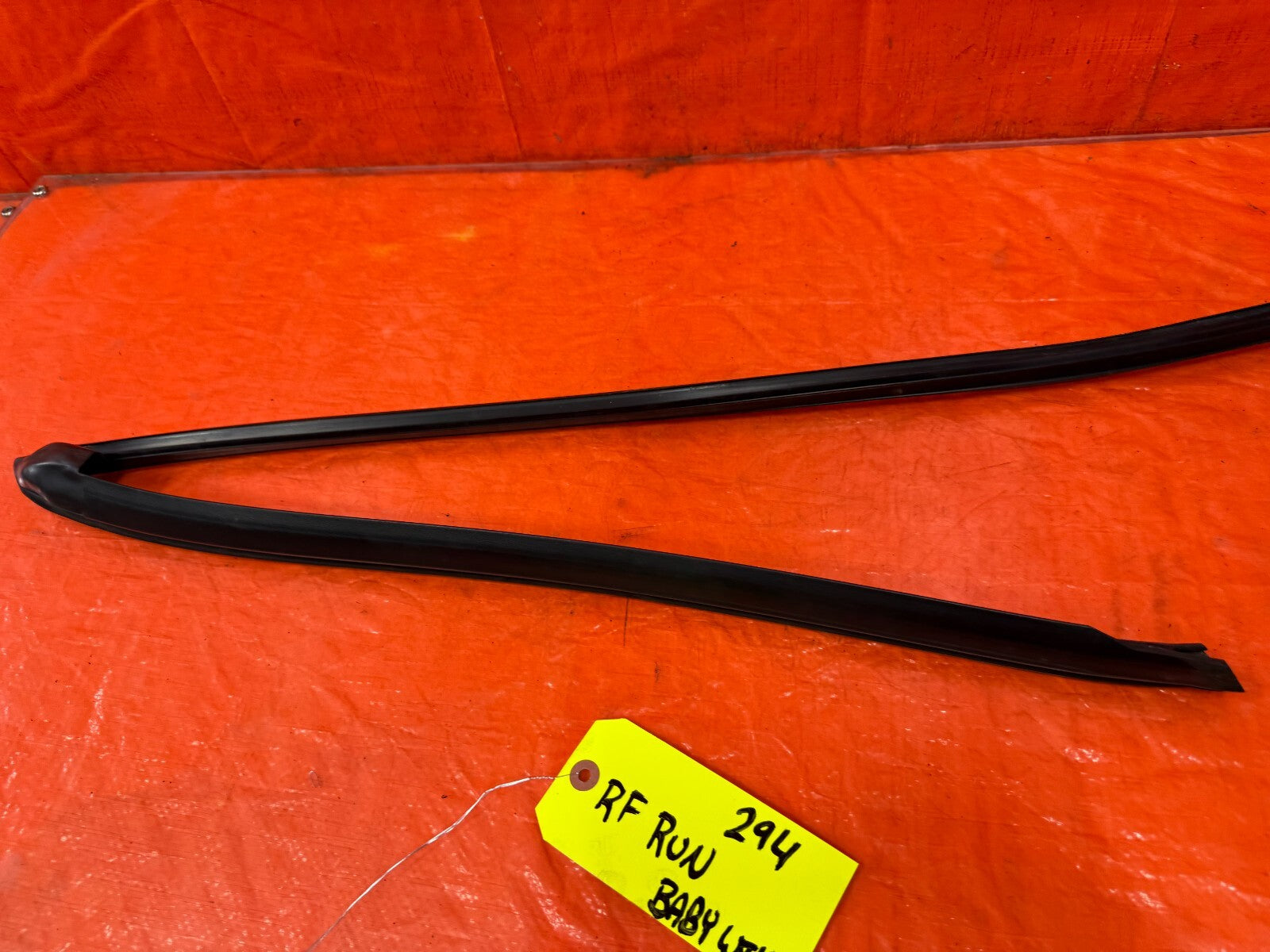 93 97 HONDA DEL SOL   PASSENGER RIGHT FRONT WINDOW GLASS RUN CHANNEL   OEM #2944