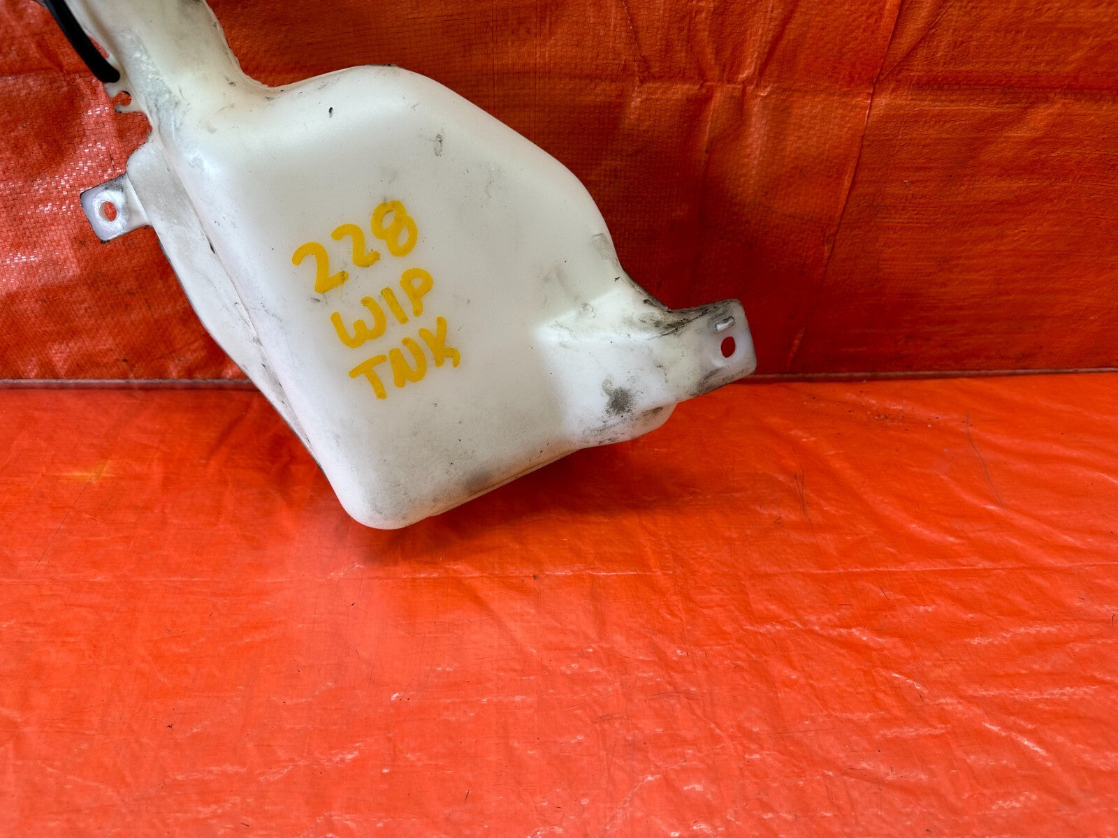 96 01 ACURA INTEGRA SEDAN   WINDSHIELD WIPER RESERVOIR TANK W/ MOTOR OEM #2281