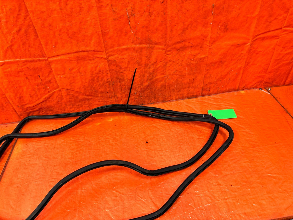90 91 HONDA CIVIC HATCHBACK   LEFT & RIGHT  QUARTER GLASS WEATHER STRIP OEM 3178