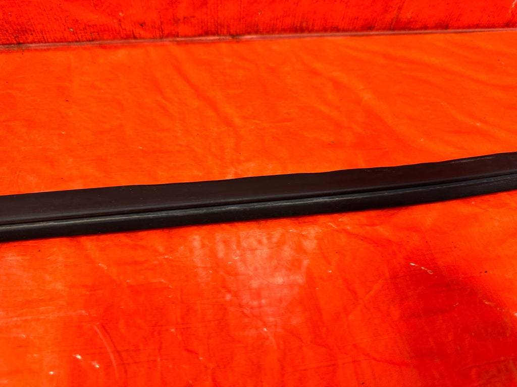 88 89 HONDA CRX   DRIVER LEFT UPPER TOP OF THE DOOR WEATHER STRIP OEM #27710