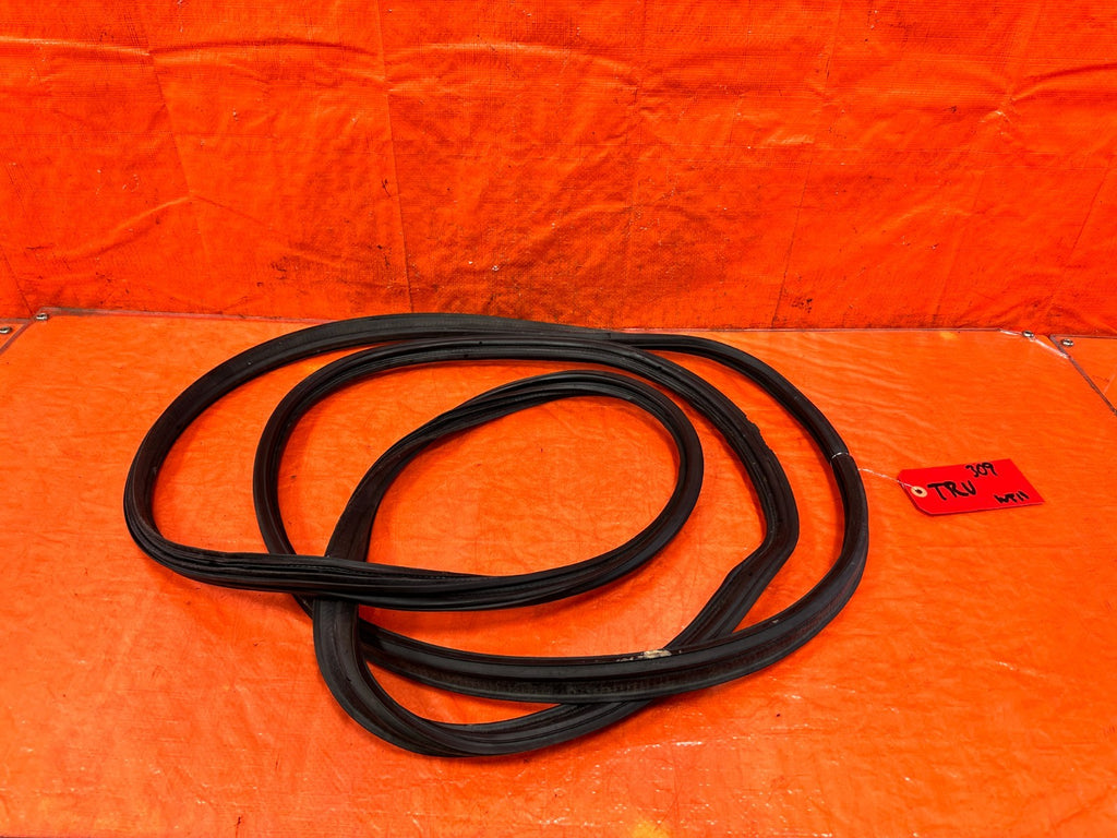 94 01 ACURA INTEGRA 2D TAIL GATE TRUNK HATCH LATCH WEATHER TRIM STRIP MOLDING 090