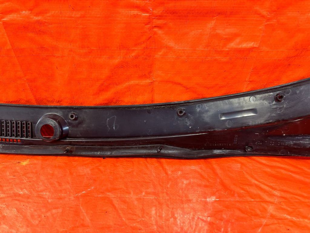 88 91 HONDA CRX & CIVIC HATCH   WINDSHIELD WIPER COWL TRIM PLASTIC   OEM #27710