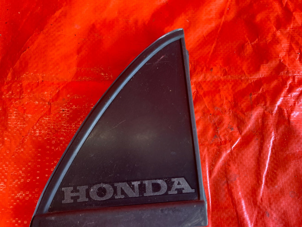 88 91 HONDA CRX   DRIVER LEFT TAIL GATE HATCH GARNISH TRIANGLE   OEM   #615