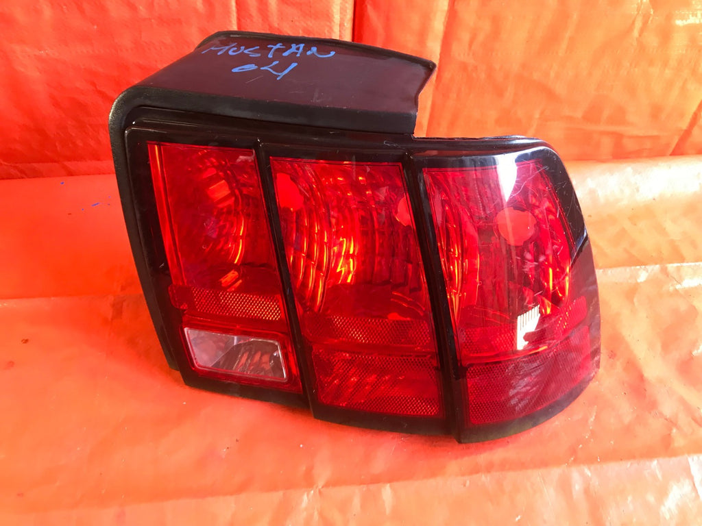 OEM 2004 04 FORD MUSTANG PASSENGER RIGHT TAIL LIGHT LAMP R RH  0