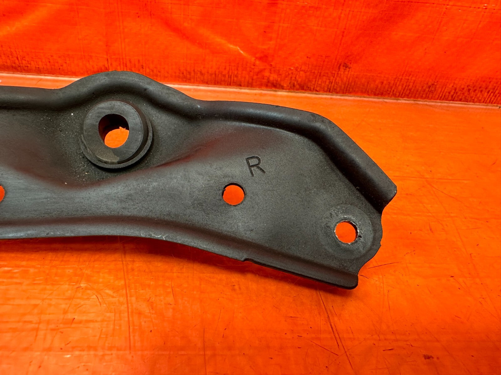 08 12 HONDA ACCORD SEDAN 2.4L   RADIATOR MOUNTING BRACKET   RIGHT SIDE   OEM 2511