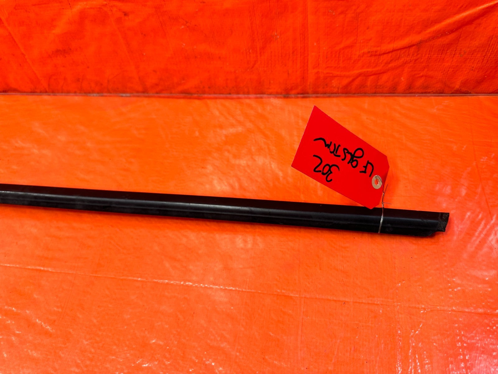 10 16 HYUNDAI GENESIS COUPE   DRIVER LEFT EXTERIOR WINDOW GLASS TRIM   OEM 3023