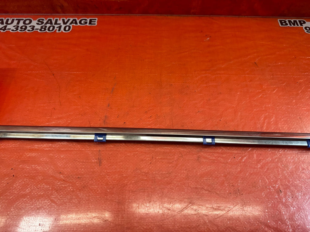 07 09 LEXUS ES350   RIGHT FRONT EXTERIOR WINDOW GLASS TRIM   OEM FACTORY #2447