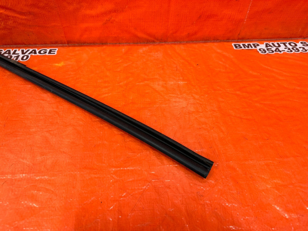 08 12 HONDA ACCORD SEDAN   RIGHT FRONT WINDOW GLASS RUN CHANNEL OEM #2511