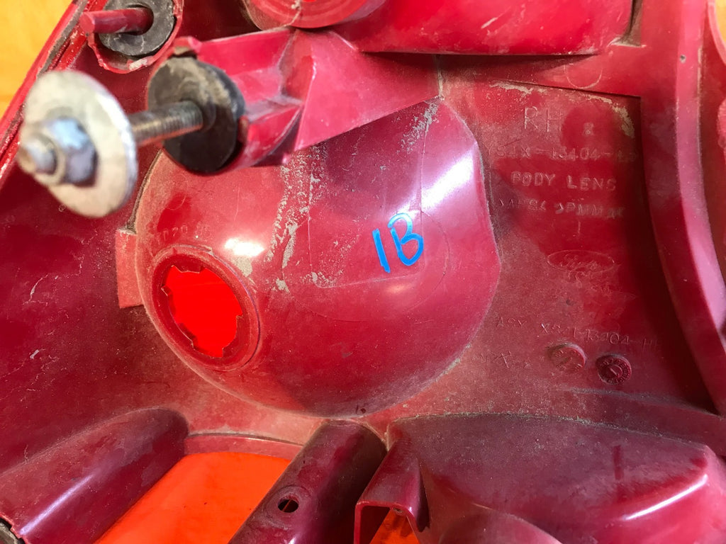 OEM 2003 03 FORD FOCUS 4 DOOR SEDAN PASSENGER RIGHT TAIL LIGHT LAMP R RH FLAWS!7