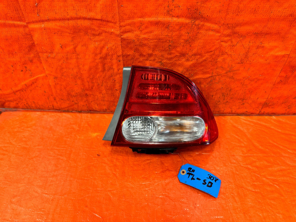 09 11 HONDA CIVIC SEDAN RIGHT OUTER TAIL LIGHT LAMP QUARTER PANEL OEM OE 3070