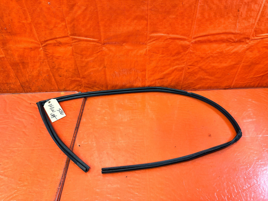 90 91 HONDA CIVIC HATCHBACK   RIGHT WINDOW GLASS DOOR RUN CHANNEL OEM 3270