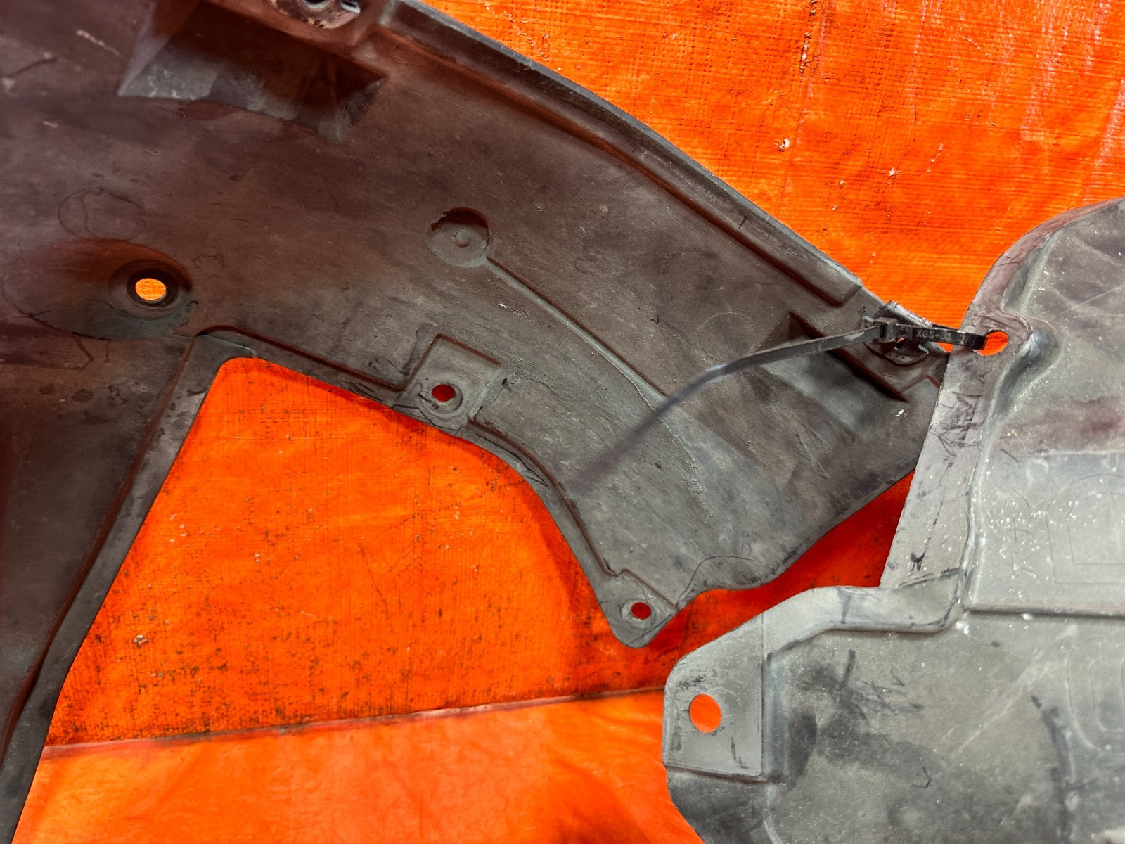 INFINITI G37 Q60 COUPE CONV RIGHT PASSENGER FRONT FENDER SPLASH LINER #329 17