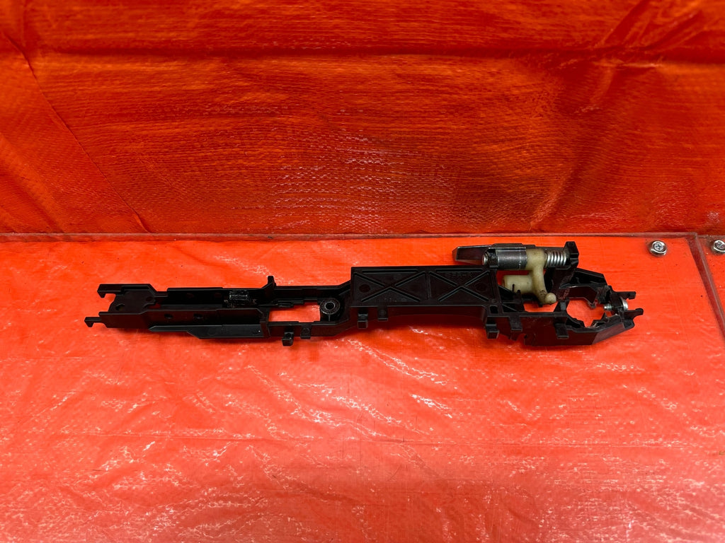 08 15 INFINITI G37 Q60 COUPE   PASSENGER EXTERIOR DOOR HANDLE BRACKET   OEM #1900