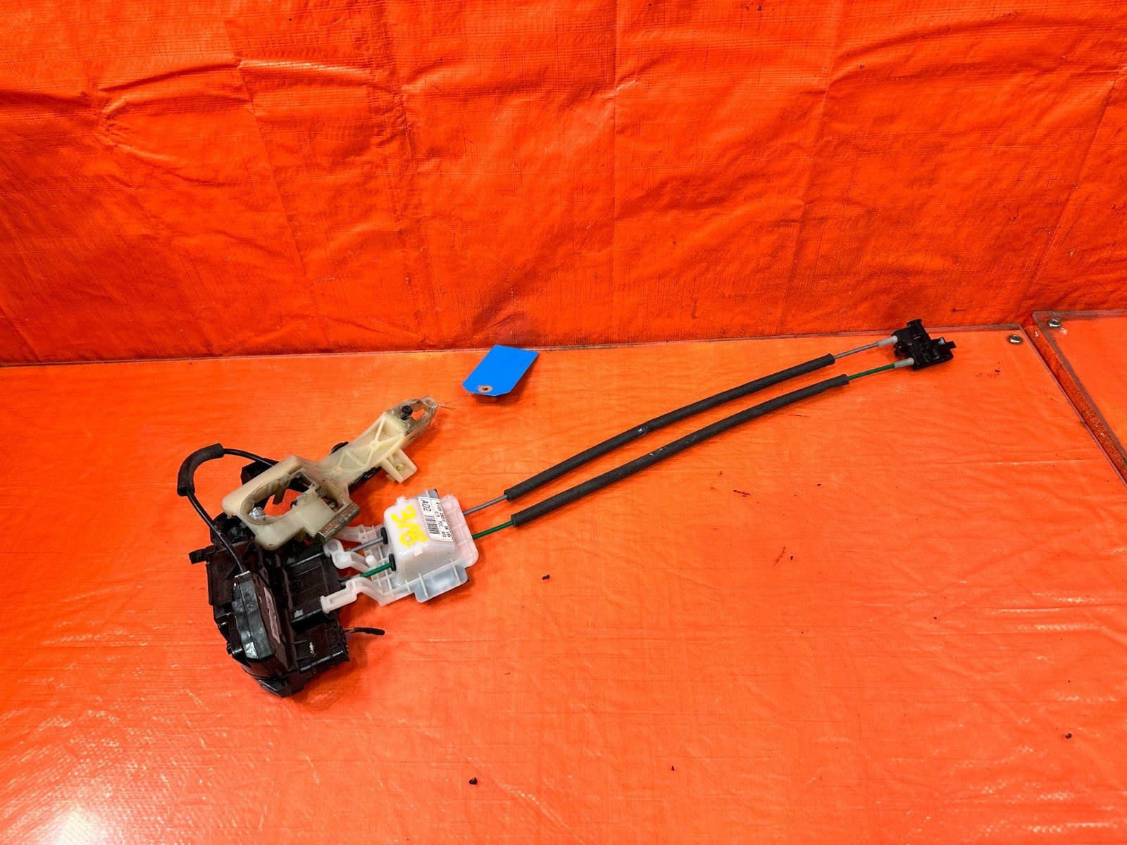 10 16 HYUNDAI GENESIS COUPE   PASSENGER RIGHT FRONT DOOR LOCK ACTUATOR   OEM 3187