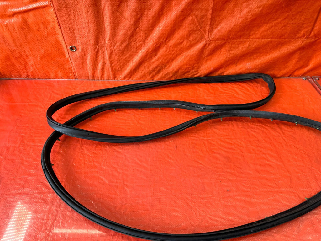 88 91 HONDA CRX   PASSENGER RIGHT FRONT   WEATHER STRIP TRIM SEAL GASKET OEM 2436