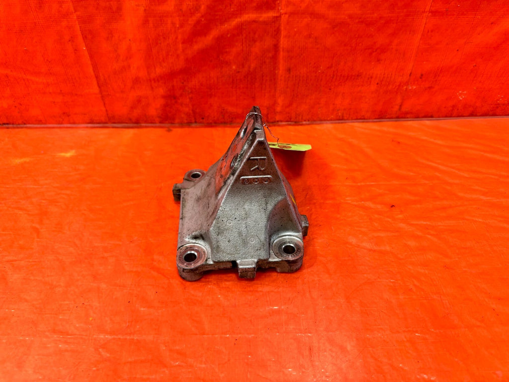 00 09 HONDA S2000   PASSENGER RIGHT   ALUMINUM ENGINE MOUNT BRACKET   OEM #2902