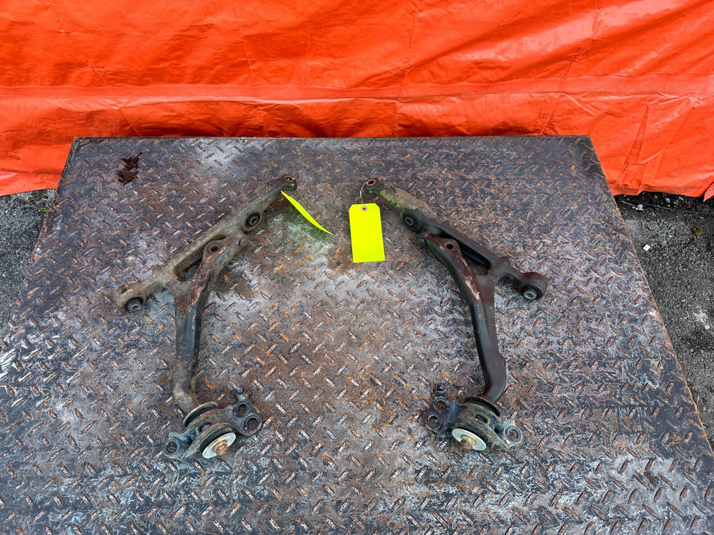 93 97 HONDA DEL SOL   LEFT AND RIGHT FRONT LOWER CONTROL ARMS   CORE USE ONLY18
