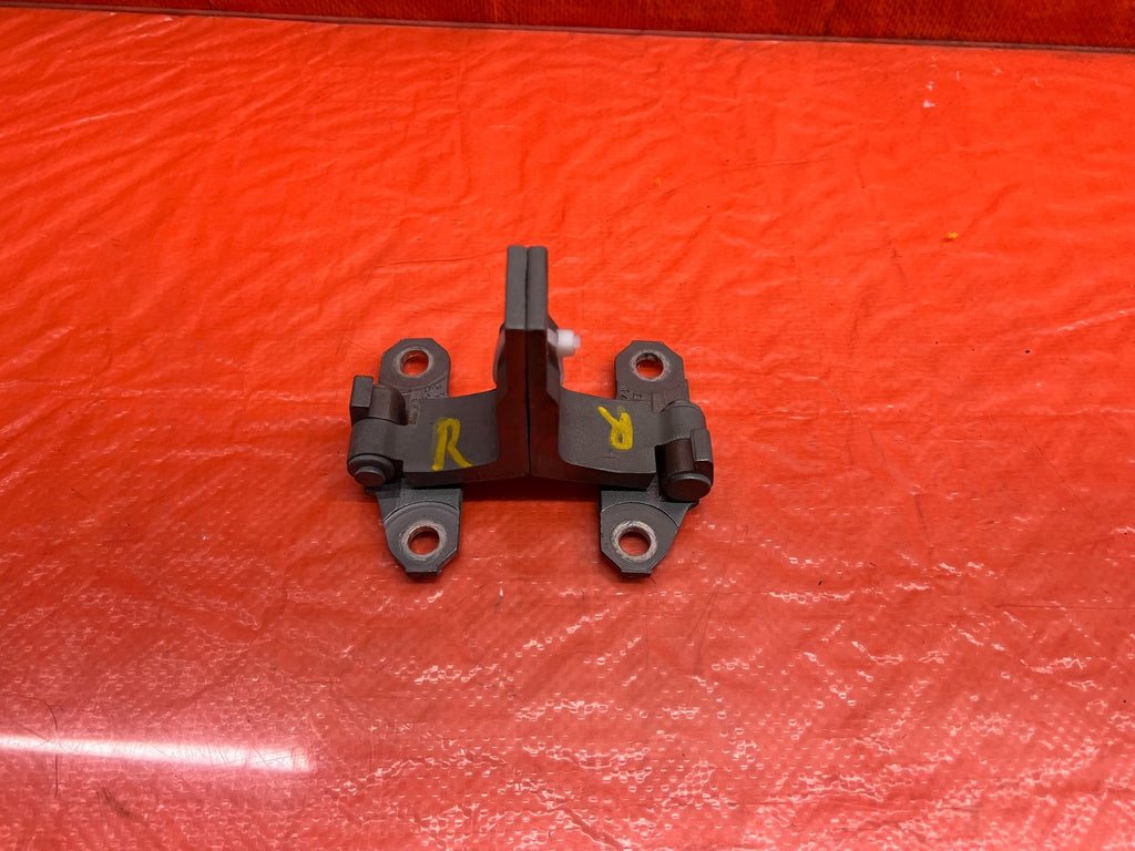 08 15 INFINITI G37 & Q60 2D DOOR HINGE SET   UPPER & LOWER   RIGHT SIDE OEM 1690