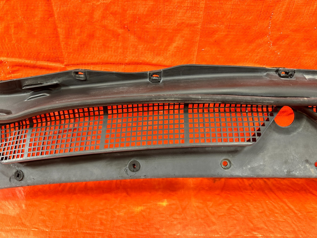 97 01 HONDA CR V   WINDSHIELD WIPER COWL TRIM PLASTIC   OEM FACTORY OE #3015