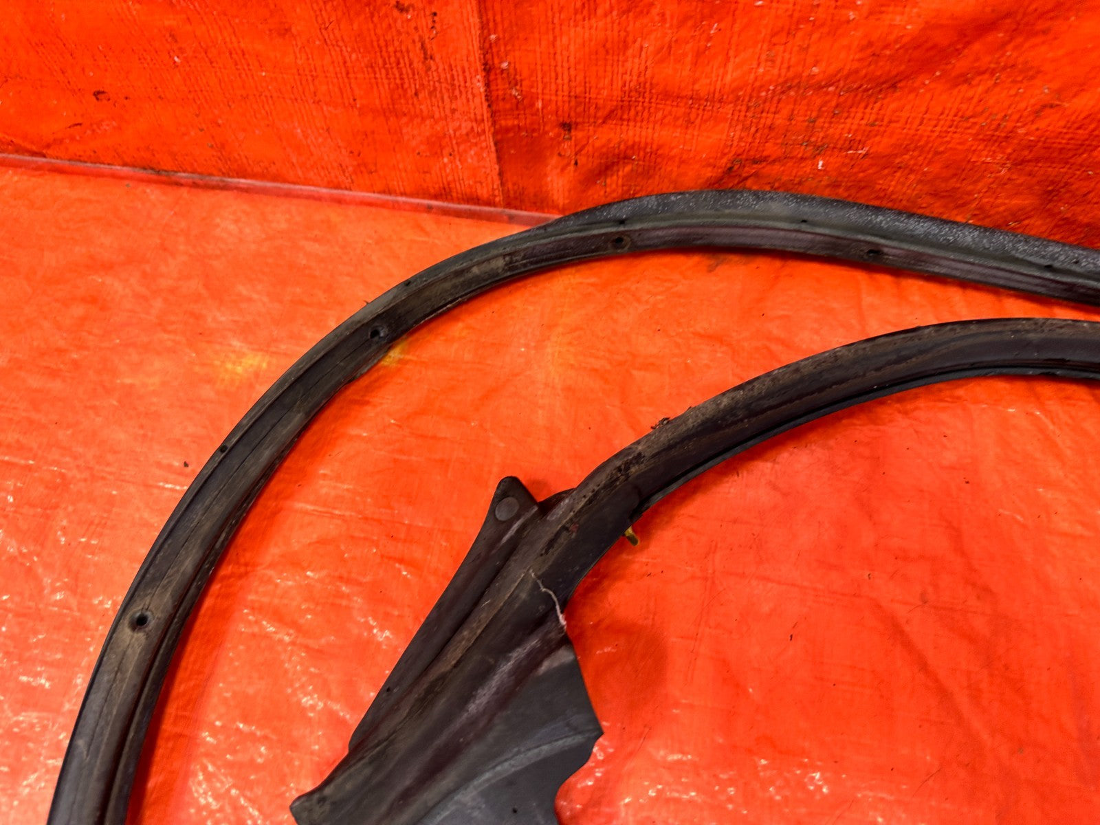 10 16 HYUNDAI GENESIS COUPE RIGHT LOWER DOOR WEATHER STRIP RUBBER SEAL 2993