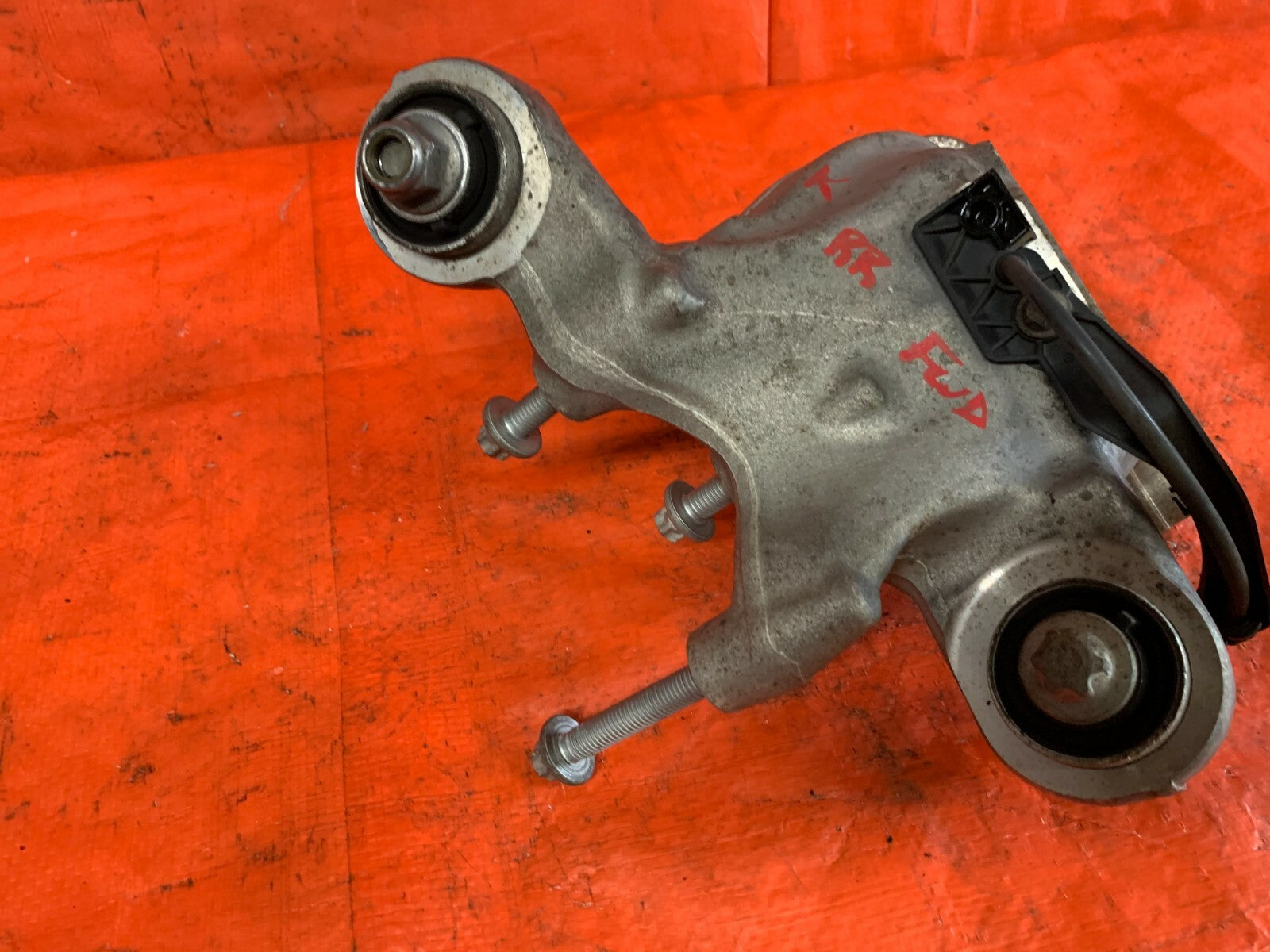 14 19 MERCEDES BENZ CLA 250 FWD   PASSENGER RIGHT REAR SPINDLE KNUCKLE HUB OEM1