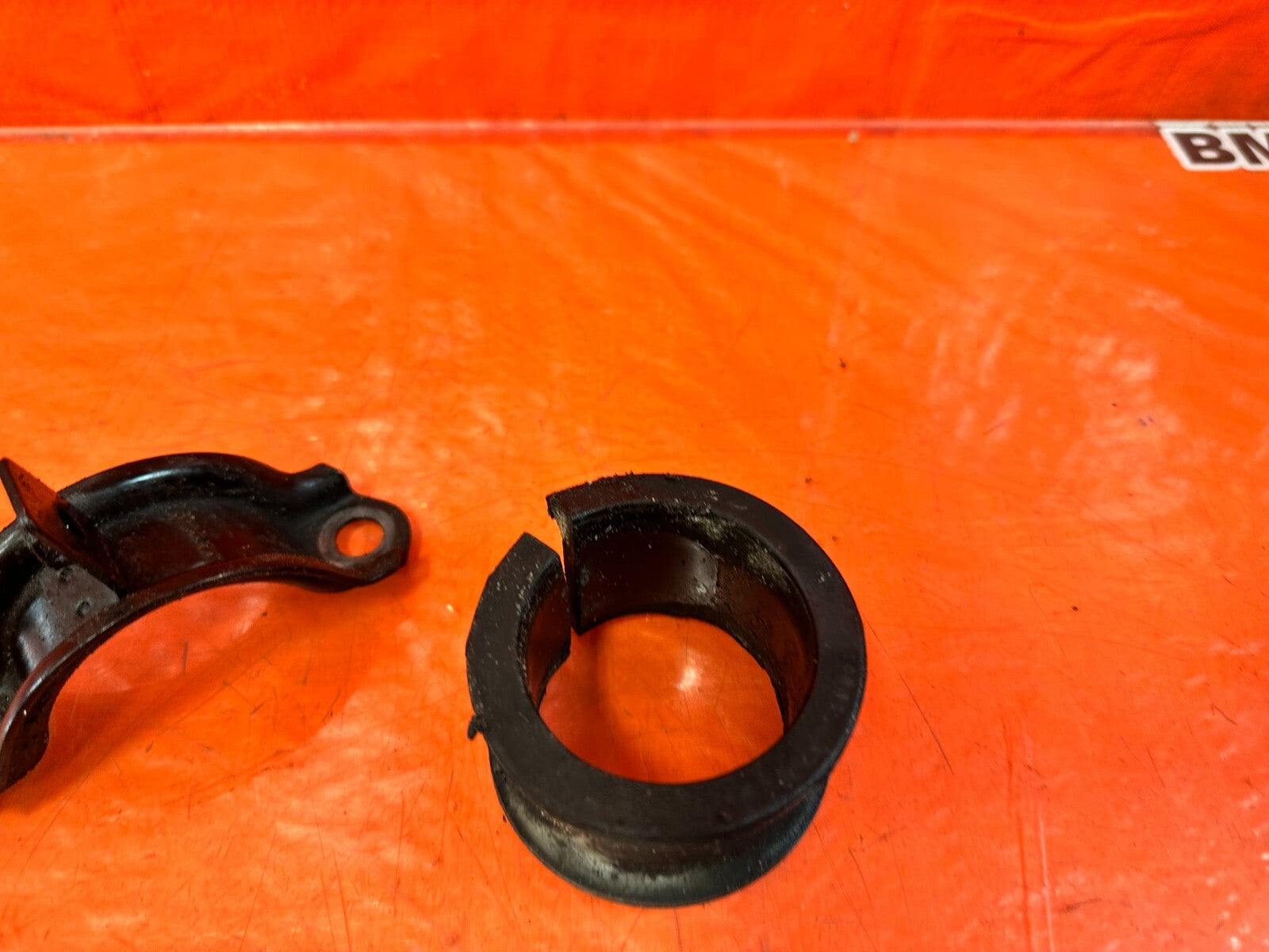 03 09 NISSAN 350Z   POWER STEERING RACK BRACKET AND BOLTS HARDWARE   OEM #2626