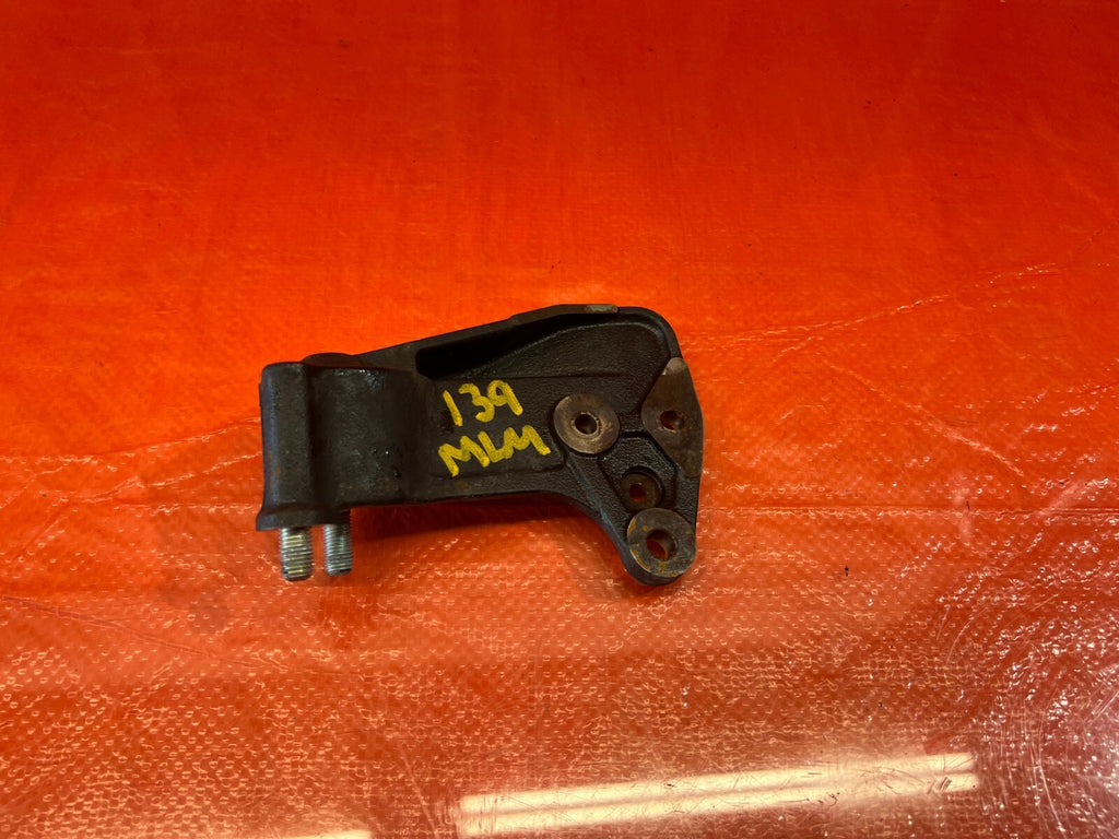 02 06 ACURA RSX   POWER STEERING RACK PASSENGER RIGHT MOUNTING BRACKET   OEM 1390