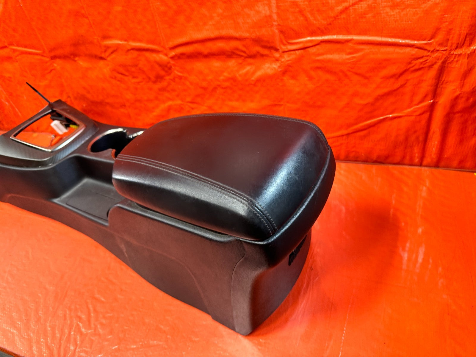 13 16 HYUNDAI GENESIS COUPE   ARM REST / CENTER CONSOLE STORAGE COMPARTMENT 31810