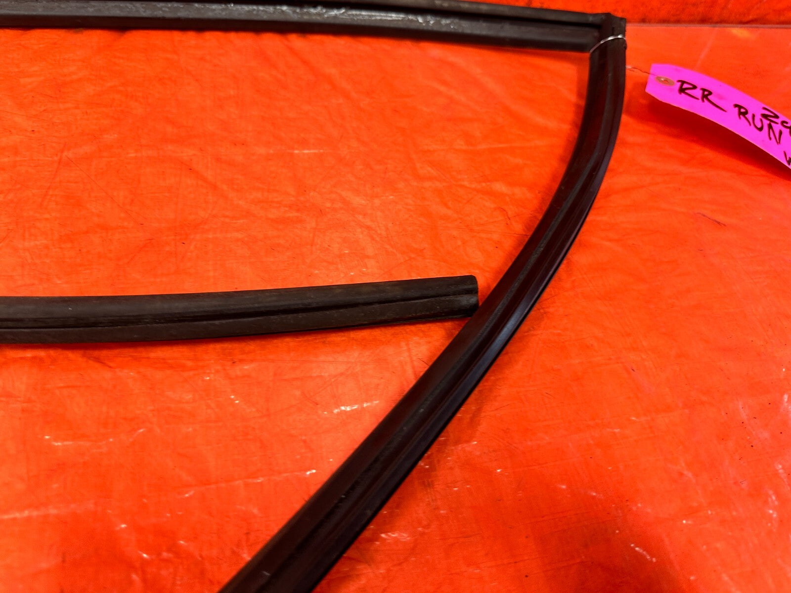 96 00 HONDA CIVIC   SEDAN   PASSENGER RIGHT REAR DOOR WINDOW RUN CHANNEL   2975