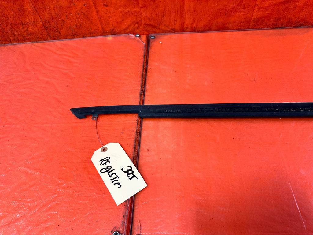 90 91 HONDA CIVIC HATCHBACK   RIGHT EXTERIOR WINDOW GLASS TRIM   OEM 3254